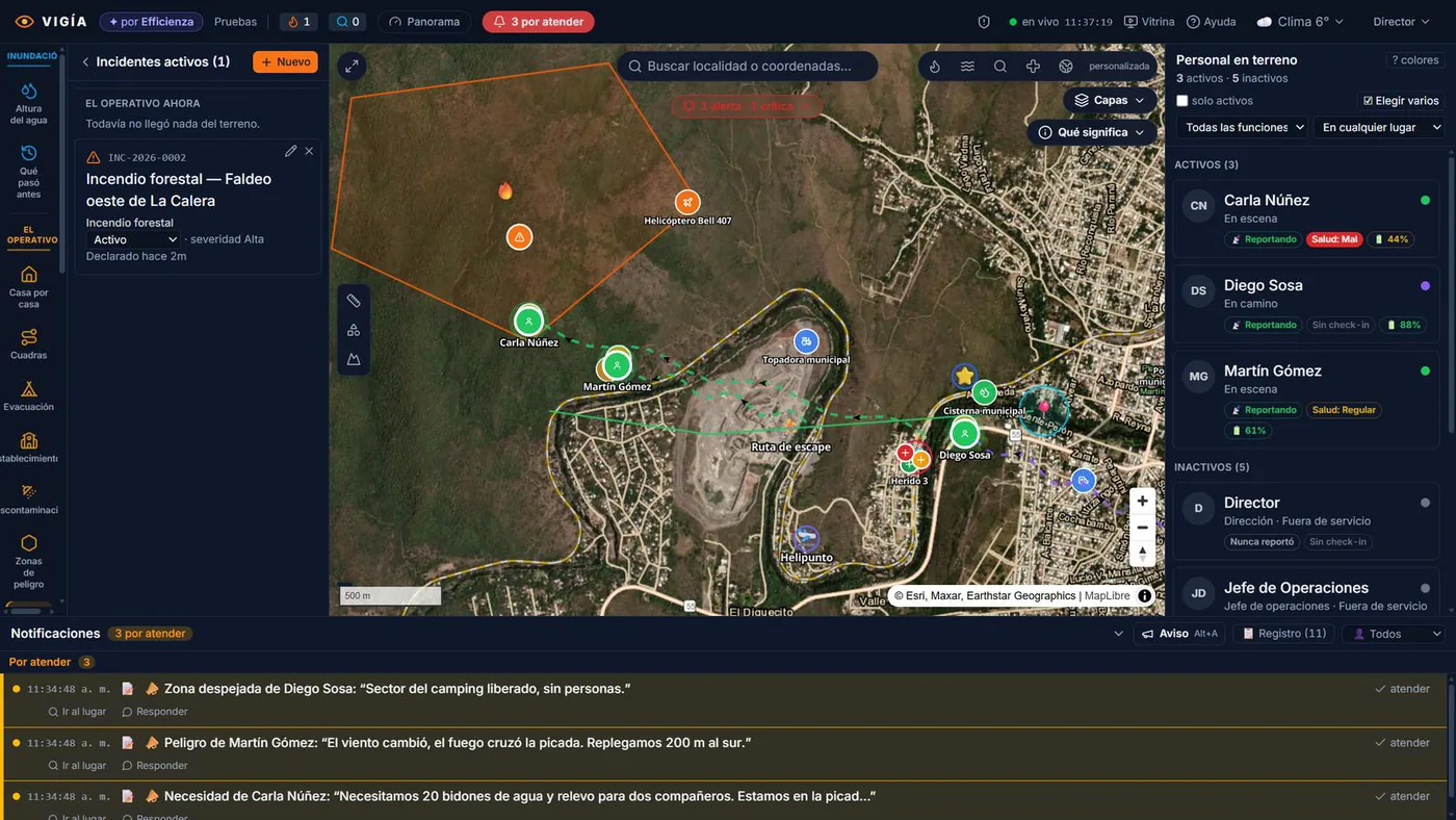 Puesto de comando de VIGÍA durante un incendio forestal: el incidente sobre el mapa, el personal en terreno con su estado y su batería, y el panel de notificaciones del operativo